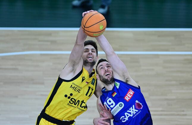 Basketball 2 Bundesliga 2021 2022 32 Game day at Paul Horn Arena Tigers Tuebingen Phoenix Hagen 19 02 2022 Mateo Seric li, Tigers vs Dominik Spohr r, Hagen