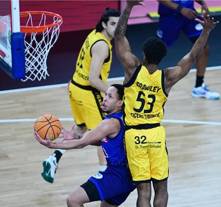 Basketball 2 Bundesliga 2021 2022 32 game day at Paul Horn Arena Tigers Tuebingen Phoenix Hagen 19 02 2022 Clarence Walker purl, Hagen vs. Isaiah Crawley rh, Tigers