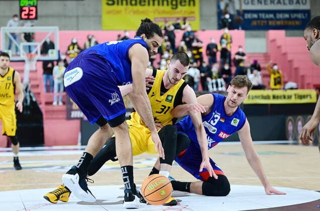 Basketball 2 Bundesliga 2021 2022 32 game day at Paul Horn Arena Tigers Tuebingen Phoenix Hagen 19 02 2022 Daniel Keppeler center, Tigers vs Philip Daubner r, Hagen and Javon Baumann l, Hagen