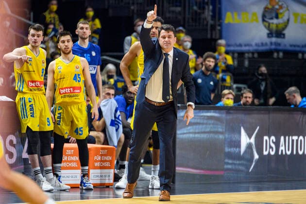 v l Jonas Mattisseck Alba Berlin, 09 , Tamir Blatt Alba Berlin, 45 , Israel Gonzalez Alba Berlin, coach , Sauer shows, GER, Basketball,Alba Berlin vs Chemnitz Niners, BBL, Basketball 1 Bundesliga Maenner, Pokal Top Four 2022, Match for the semifinals, season 2021 2022, 19 02 2022, Basketball Alba Berlin vs Chemnitz Niners, BBL, Cup Top Four 2022, Match for the semifinals, Basketball 1 Bundesliga Maenner, , season 2021 2022, 19 02 2022, Berlin Copyright: xEibner-Pressefoto UwexKochx EP_UKH