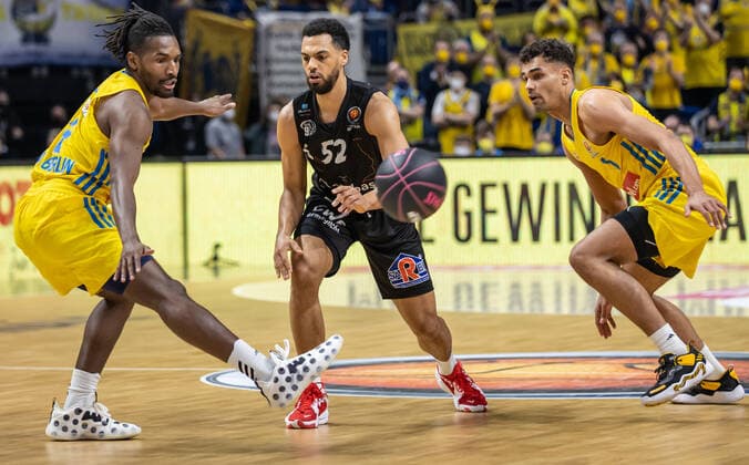 19 02 2022, Berlin, basketball, BBL Cup, semifinals, Final Four, Mercedes Benz Arena ALBA Berlin Niners Chemnitz Trent Lockett of NINERS Chemnitz fights ALBAs Jaleen Smith l and Oscar da Silva r for the ball ALBA Berlin Niners Chemnitz