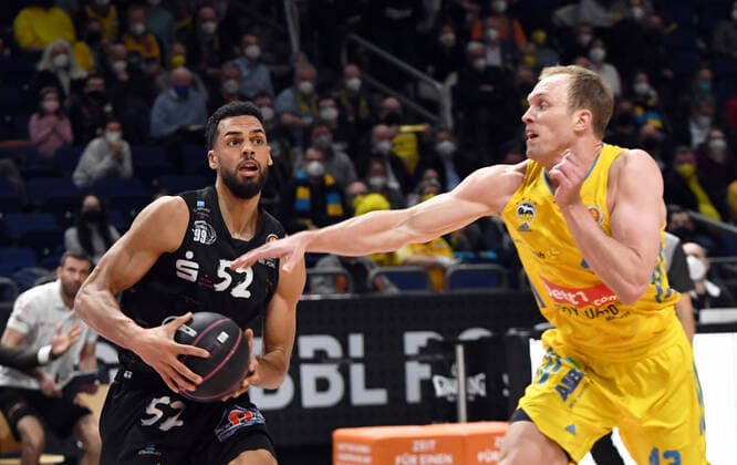 Basketball, Herren, Saison 2021 2022, MagentaSport BBL Pokal, TOP FOUR (Halbfinale 2), Alba Berlin - Niners Chemnitz, v. l. Trent Lockett (Niners Chemnitz), Luke Sikma (Alba Berlin), 19.02. 2022, Copyright: xSebastianxRäppold MatthiasxKochx