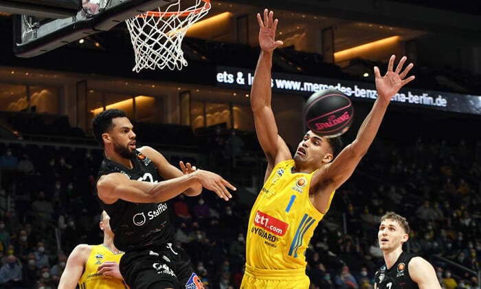 Basketball, Herren, Saison 2021 2022, MagentaSport BBL Pokal, TOP FOUR (Halbfinale 2), Alba Berlin - Niners Chemnitz, v. l. Trent Lockett (Niners Chemnitz), Oscar da Silva (Alba Berlin), 19.02. 2022, Copyright: xSebastianxRäppold MatthiasxKochx