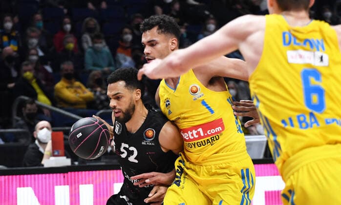 Basketball, Herren, Saison 2021 2022, MagentaSport BBL Pokal, TOP FOUR (Halbfinale 2), Alba Berlin - Niners Chemnitz, v. l. Trent Lockett (Niners Chemnitz), Johannes Thiemann (Alba Berlin), Malte Delow (Alba Berlin), 19.02. 2022, Copyright: xSebastianxRäppold MatthiasxKochx
