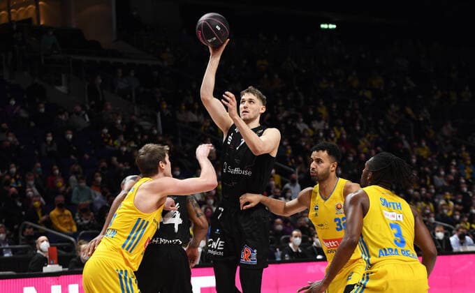 Basketball, men, season 2021 2022, MagentaSport BBL Cup, TOP FOUR Semifinal 2 , Alba Berlin Niners Chemnitz, v l Ben Lammers Alba Berlin , Darion Atkins Niners Chemnitz , Jonas Richter Niners Chemnitz , Johannes Thiemann Alba Berlin , Jaleen Smith Alba Berlin , 19 02 2022, Copyright: xSebastianxRäppold MatthiasxKochx