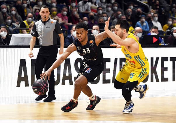 Basketball, men, season 2021 2022, MagentaSport BBL Cup, TOP FOUR Semifinal 2 , Alba Berlin Niners Chemnitz, v l Eric Washington Niners Chemnitz , Tamir Blatt Alba Berlin , 19 02 2022, Copyright: xSebastianxRäppold MatthiasxKochx