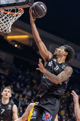 19 02 2022, Berlin, basketball, BBL Cup, semifinals, Final Four, Mercedes Benz Arena ALBA Berlin Niners Chemnitz Isiaha Mike of NINERS Chemnitz jumps with the ball to the basket ALBA Berlin Niners Chemnitz