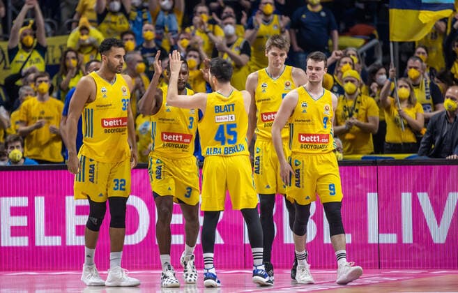 19 02 2022, Berlin, basketball, BBL Cup, semifinals, Final Four, Mercedes Benz Arena ALBA Berlin Niners Chemnitz ALBAs Johannes Thiemann l r , Jaleen Smith, Tamir Blatt, Yovel Zoosman and Jonas Mattisseck high-five each other ALBA Berlin Niners Chemnitz