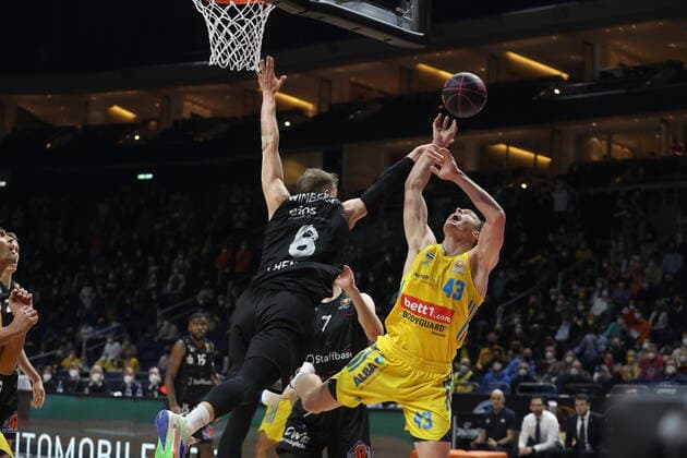 DEU, TOP4 Final, ALBA vs Niners Chemnitz, 19 02 2022, Mercedes Benz Arena, Berlin, DEU, TOP4 Final, ALBA vs Niners Chemnitz, in picture Luke Sikma ALBA Berlin 43 , Jan Niklas Wimberg Chemnitz 8 nordphotoxGmbHx xEngler nph00076
