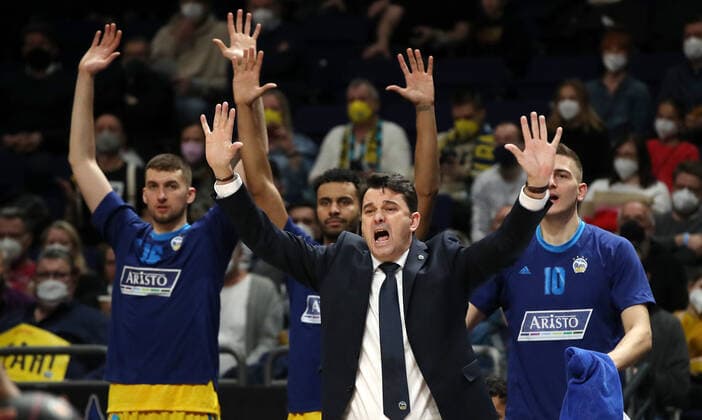 Coach Israel Gonzales pointing, gesturing action upper body upper body sports basketball BBL Cup Top Four mens semifinals season 2021 2022 19 02 2022 Alba Berlin vs Chemnitz 99ers Niners