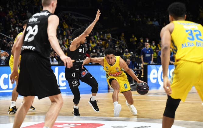 Basketball, men, season 2021 2022, MagentaSport BBL Cup, TOP FOUR Semifinal 2 , Alba Berlin Niners Chemnitz, v l Mindaugas Susinskas Niners Chemnitz , Nelson Weidemann Niners Chemnitz , Maodo Lo Alba Berlin , Johannes Thiemann Alba Berlin , 19 02 2022, Copyright: xSebastianxRäppold MatthiasxKochx