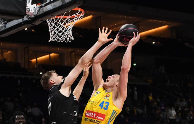 Basketball, men, season 2021 2022, MagentaSport BBL Cup, TOP FOUR Semifinal 2 , Alba Berlin Niners Chemnitz, v l Jonas Richter Niners Chemnitz , Luke Sikma Alba Berlin , 19 02 2022, Copyright: xSebastianxRäppold MatthiasxKochx