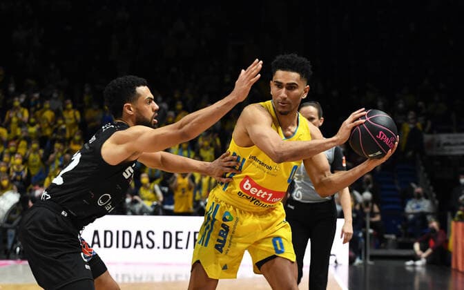 Basketball, men, 2021 2022 season, MagentaSport BBL Cup, TOP FOUR Semifinal 2 , Alba Berlin Niners Chemnitz, v l Trent Lockett Niners Chemnitz , Maodo Lo Alba Berlin , 19 02 2022, Copyright: xSebastianxRäppold MatthiasxKochx