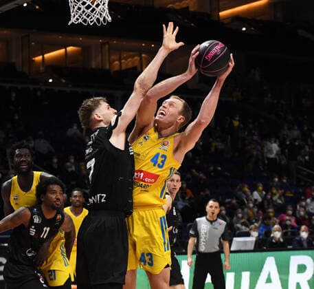 Basketball, men, season 2021 2022, MagentaSport BBL Cup, TOP FOUR Semifinal 2 , Alba Berlin Niners Chemnitz, v l Jonas Richter Niners Chemnitz , Luke Sikma Alba Berlin , 19 02 2022, Copyright: xSebastianxRäppold MatthiasxKochx