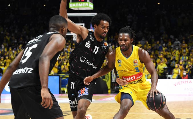 Basketball, men, 2021 2022 season, MagentaSport BBL Cup, TOP FOUR Semifinal 2 , Alba Berlin Niners Chemnitz, v l Frantz Massenat Niners Chemnitz , Isiaha Mike Niners Chemnitz , Jaleen Smith Alba Berlin , 19 02 2022, Copyright: xSebastianxRäppold MatthiasxKochx