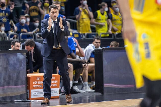 19 02 2022, Berlin, basketball, BBL Cup, semifinals, Final Four, Mercedes Benz Arena ALBA Berlin Niners Chemnitz ALBAs head coach Israel Gonzalez stands clapping on the sidelines ALBA Berlin Niners Chemnitz
