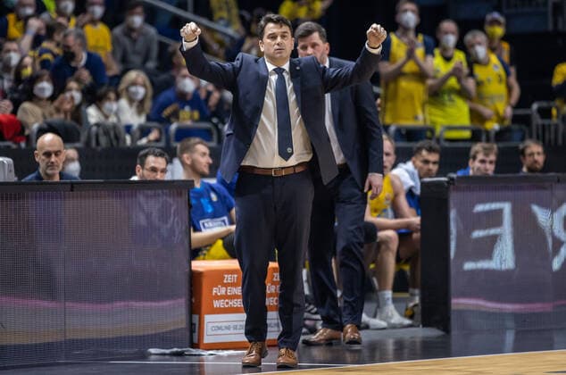 19 02 2022, Berlin, basketball, BBL Cup, semifinals, Final Four, Mercedes Benz Arena ALBA Berlin Niners Chemnitz ALBAs head coach Israel Gonzalez stands gesturing at the edge of the court ALBA Berlin Niners Chemnitz