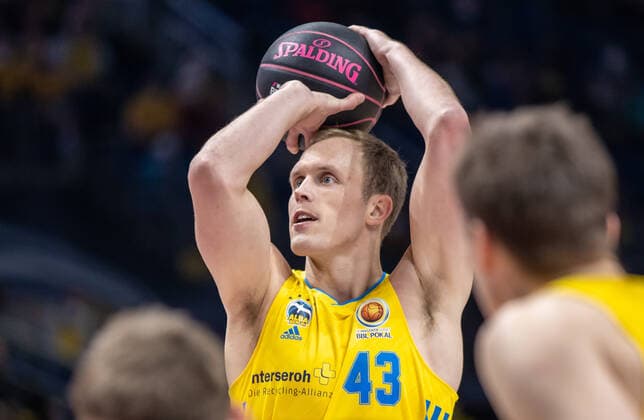 19 02 2022, Berlin, Basketball, BBL Cup, Semifinals, Final Four, Mercedes Benz Arena ALBA Berlin Niners Chemnitz ALBAs Luke Sikma holds the ball ready for the free throw ALBA Berlin Niners Chemnitz