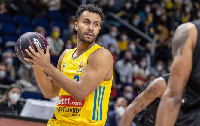 19 02 2022, Berlin, basketball, BBL Cup, semifinals, Final Four, Mercedes Benz Arena ALBA Berlin Niners Chemnitz ALBAs Johannes Thiemann plays the ball ALBA Berlin Niners Chemnitz