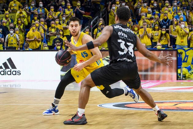 v l Tamir Blatt Alba Berlin, 45 , Eric Washington Niners Chemnitz, 33 , GER, Basketball,Alba Berlin vs Chemnitz Niners, BBL, Basketball 1 Bundesliga Maenner, Pokal Top Four 2022, Spiel ums Halbfinale, Saison 2021 2022, 19 02 2022, Basketball Alba Berlin vs Chemnitz Niners, BBL, Pokal Top Four 2022, Spiel ums Halbfinale, Basketball 1 Bundesliga Maenner, , Saison 2021 2022, 19 02 2022, Berlin Copyright: xEibner-Pressefoto UwexKochx EP_UKH
