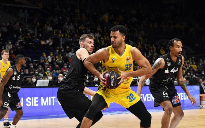 Basketball, men, season 2021 2022, MagentaSport BBL Cup, TOP FOUR Semifinal 2 , Alba Berlin Niners Chemnitz, f l Jan Niklas Wimberg Niners Chemnitz , Johannes Thiemann Alba Berlin , Darion Atkins Niners Chemnitz , 19 02 2022, Copyright: xSebastianxRäppold MatthiasxKochx