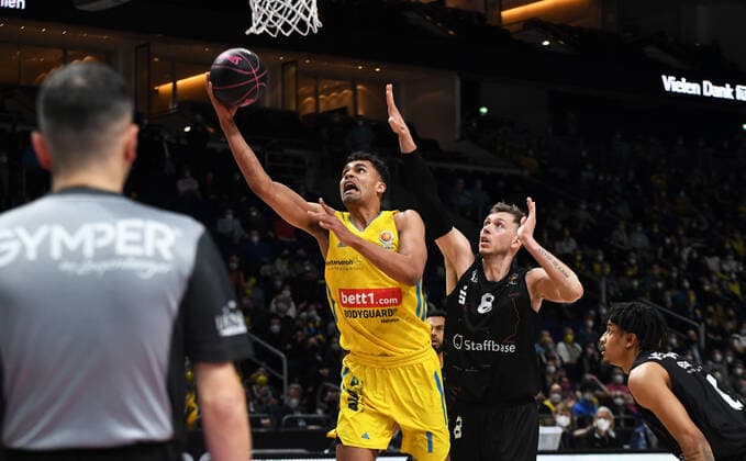 Basketball, men, season 2021 2022, MagentaSport BBL Cup, TOP FOUR Semifinal 2 , Alba Berlin Niners Chemnitz, v l Oscar da Silva Alba Berlin , Jan Niklas Wimberg Niners Chemnitz , 19 02 2022, Copyright: xSebastianxRäppold MatthiasxKochx