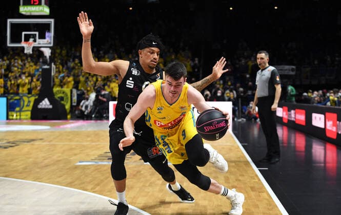 Basketball, men, season 2021 2022, MagentaSport BBL Cup, TOP FOUR Semifinal 2 , Alba Berlin Niners Chemnitz, v l Nelson Weidemann Niners Chemnitz , Jonas Mattisseck Alba Berlin , 19 02 2022, Copyright: xSebastianxRäppold MatthiasxKochx
