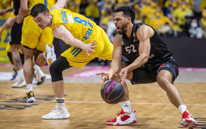 19 02 2022, Berlin, basketball, BBL Cup, semifinals, Final Four, Mercedes Benz Arena ALBA Berlin Niners Chemnitz ALBAs Jonas Mattisseck l fights for the ball against Trent Lockett of NINERS Chemnitz ALBA Berlin Niners Chemnitz
