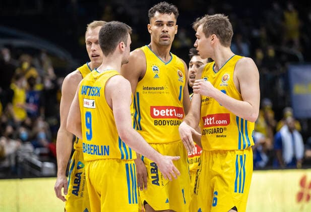 19 02 2022, Berlin, basketball, BBL Cup, semifinals, Final Four, Mercedes Benz Arena ALBA Berlin Niners Chemnitz ALBAs Luke Sikma l r , Jonas Mattisseck, Oscar da Silva and Malte Delow stand together on the court ALBA Berlin Niners Chemnitz