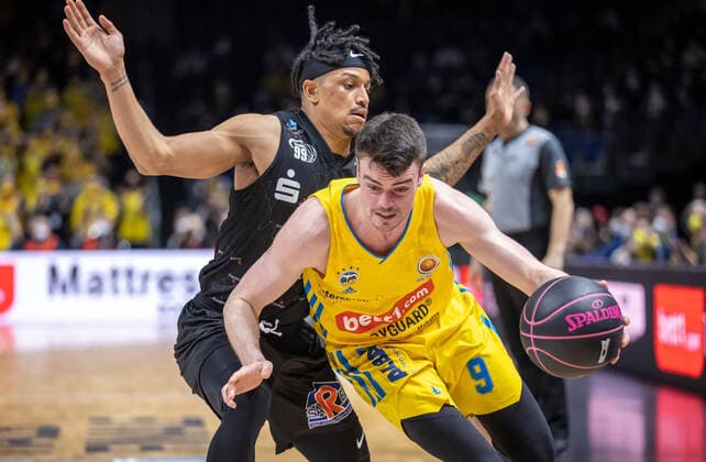 19 02 2022, Berlin, basketball, BBL Cup, semifinals, Final Four, Mercedes Benz Arena ALBA Berlin Niners Chemnitz ALBAs Jonas Mattisseck r fights Nelson Weidemann of NINERS Chemnitz for the ball ALBA Berlin Niners Chemnitz