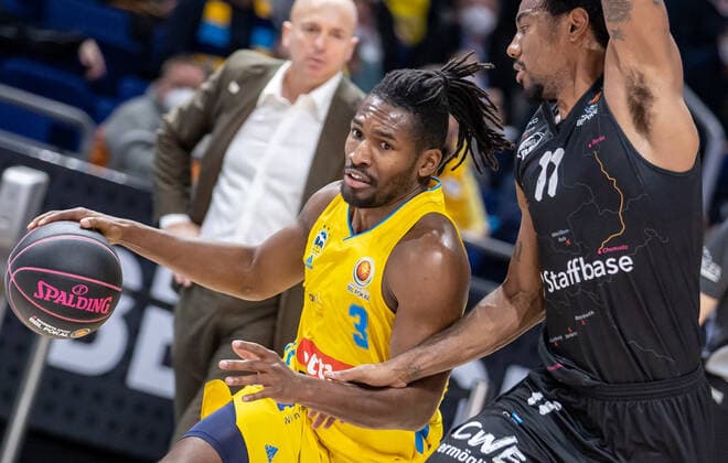 19 02 2022, Berlin, basketball, BBL Cup, semifinals, Final Four, Mercedes Benz Arena ALBA Berlin Niners Chemnitz ALBAs Jaleen Smith l fights Isiaha Mike of NINERS Chemnitz for the ball ALBA Berlin Niners Chemnitz