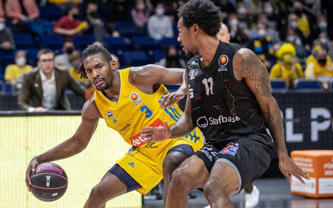 19 02 2022, Berlin, basketball, BBL Cup, semifinals, Final Four, Mercedes Benz Arena ALBA Berlin Niners Chemnitz ALBAs Jaleen Smith l fights Isiaha Mike of NINERS Chemnitz for the ball ALBA Berlin Niners Chemnitz
