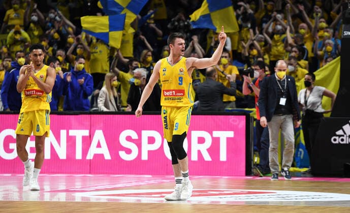 Basketball, men, season 2021 2022, MagentaSport BBL Cup, TOP FOUR semifinal 2 , Alba Berlin Niners Chemnitz, Jonas Mattisseck Alba Berlin , cheering after the end of the game, 19 02 2022, Copyright: xSebastianxRäppold MatthiasxKochx