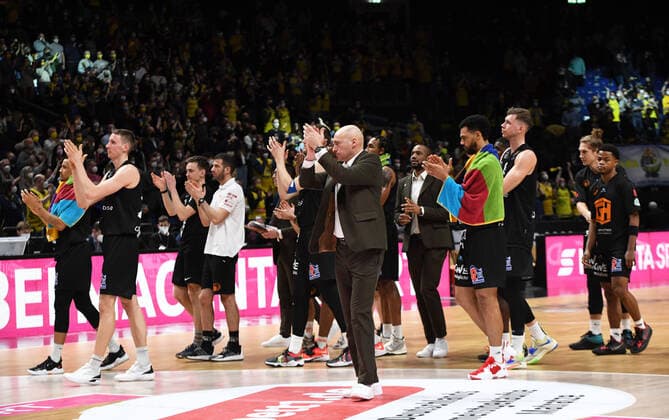 Basketball, men, 2021 2022 season, MagentaSport BBL Cup, TOP FOUR Semifinal 2 , Alba Berlin Niners Chemnitz, Chemnitz, disappointment after the final whistle, 19 02 2022, Copyright: xSebastianxRäppold MatthiasxKochx