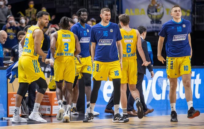 19 02 2022, Berlin, basketball, BBL Cup, semifinals, Final Four, Mercedes Benz Arena ALBA Berlin Niners Chemnitz Team of ALBA Berlin cheers after victory in the semifinals ALBA Berlin Niners Chemnitz