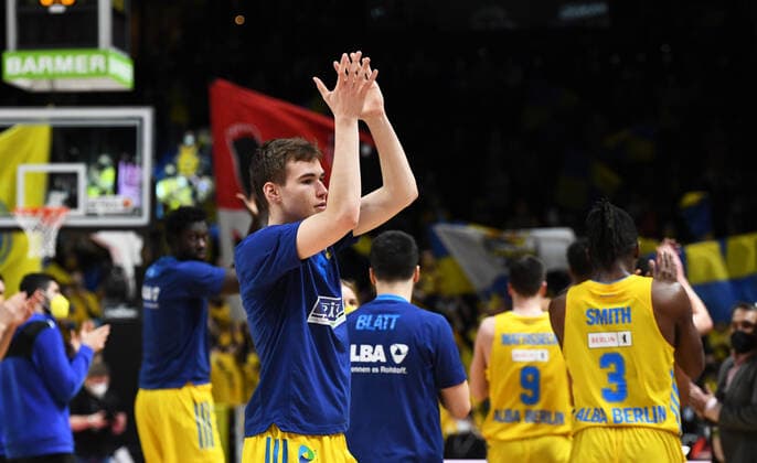 Basketball, men, season 2021 2022, MagentaSport BBL Cup, TOP FOUR semifinal 2 , Alba Berlin Niners Chemnitz, Malte Delow Alba Berlin , cheering after the final whistle, 19 02 2022, Copyright: xSebastianxRäppold MatthiasxKochx