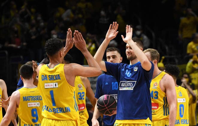 Basketball, men, season 2021 2022, MagentaSport BBL Cup, TOP FOUR semifinal 2 , Alba Berlin Niners Chemnitz, f l Oscar da Silva Alba Berlin , Kresimir Nikic Alba Berlin , cheering after the final whistle, 19 02 2022, Copyright: xSebastianxRäppold MatthiasxKochx