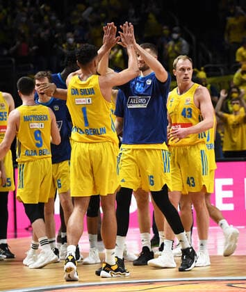 Basketball, men, season 2021 2022, MagentaSport BBL Cup, TOP FOUR semifinal 2 , Alba Berlin Niners Chemnitz, f l Oscar da Silva Alba Berlin , Kresimir Nikic Alba Berlin , cheering after the final whistle, 19 02 2022, Copyright: xSebastianxRäppold MatthiasxKochx