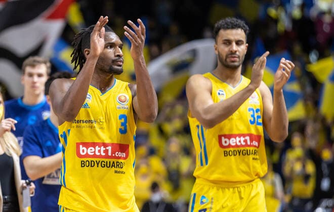 19 02 2022, Berlin, basketball, BBL Cup, semifinals, Final Four, Mercedes Benz Arena ALBA Berlin Niners Chemnitz ALBAs Jaleen Smith l and Johannes Thiemann cheer after winning the semifinals ALBA Berlin Niners Chemnitz