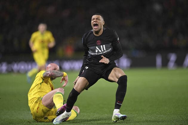 Bilder des Jahres 2022, Sport 02 Februar Sport Themen der Woche KW 07 Fußball, FC Nantes - Paris St. Germain Kylian Mbappe (PSG) vs Nicolas Pallois (Nantes) blessure cheville FOOTBALL : FC Nantes vs PSG - Ligue 1 - 19 02 2022 JBAutissier Panoramic 