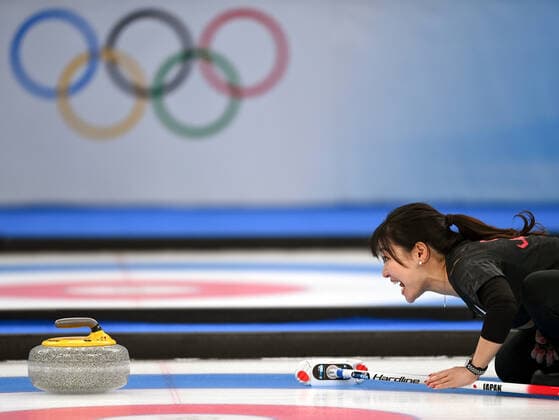 (220220) -- BEIJING, Feb. 20, 2022 -- Yoshida Chinami of Japan competes during the curling women s gold medal game of Beijing 2022 Winter Olympics between Japan and Great Britain at National Aquatics Centre in Beijing, capital of China, Feb. 20, 2022. ) (BEIJING2022)CHINA-BEIJING-OLYMPIC Winter games, Winterspiele,Spiele, Summer games CURLING-WOMEN S GOLD MEDAL GAME-JPN VS GBR(CN) LixHe 