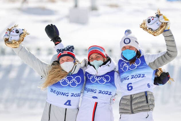 Bilder des Jahres 2022, Sport 02 Februar Sport Themen der Woche KW 07 Sport Bilder des Tages ZHANGJIAKOU, CHINA - FEBRUARY 20, 2022: Silver medalist Jessie Diggins of the USA, gold medalist Therese Johaug of Norway, and bronze medalist Kerttu Niskanen of Finland (L-R) at a flower ceremony for the women s cross-country skiing 30km mass start free at the 2022 Winter Olympic Games, Olympische Spiele, Olympia, OS at the National Cross-Country Skiing Centre. Stanislav Krasilnikov TASS  TS12482B