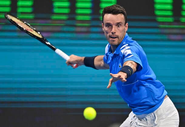 (220220) -- DOHA, Feb. 20, 2022 -- Roberto Bautista Agut of Spain returns the ball during the ATP, Tennis Herren Qatar Open tennis tournament final at the Khalifa International Tennis Complex in Doha, Feb.19, 2022. (Photo by Xinhua) (SP)QATAR-DOHA-TENNIS-ATP QATAR OPEN Nikku 