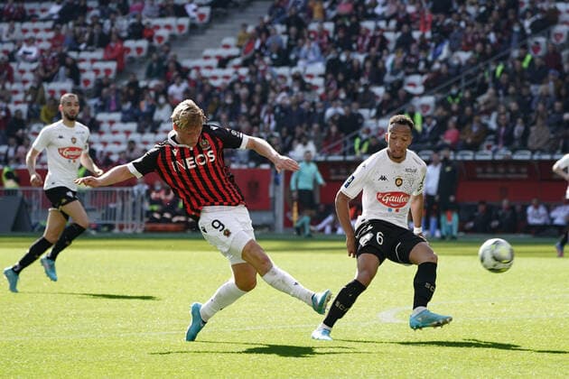 Kasper Dolberg (OGC Nice) - Enzo Ebosse (Sco Angers) FOOTBALL : OGC Nice vs SCO Angers - Ligue 1 Uber Eats - Nice - 20 02 2022 NorbertScanella Panoramic 