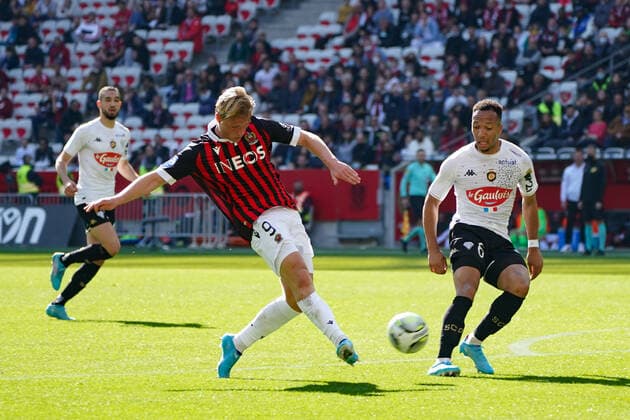 Kasper Dolberg (OGC Nice) - Enzo Ebosse (Sco Angers) FOOTBALL : OGC Nice vs SCO Angers - Ligue 1 Uber Eats - Nice - 20 02 2022 NorbertScanella Panoramic 