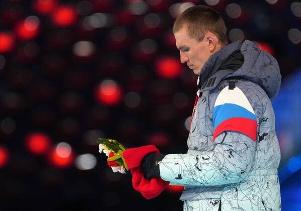 China Olympics 2022 Closing 8121775 20.02.2022 Gold medalist Russian Olympic Committee s Alexander Bolshunov poses during an award ceremony for the cross-country skiing men s 50 km mass start free event during the closing ceremony of the Beijing 2022 Winter Olympic Games, Olympische Spiele, Olympia, OS at the National Stadium, also known as the Bird s Nest, in Beijing, China. Pavel Bednyakov Sputnik Beijing China  Copyright: xPavelxBednyakovx