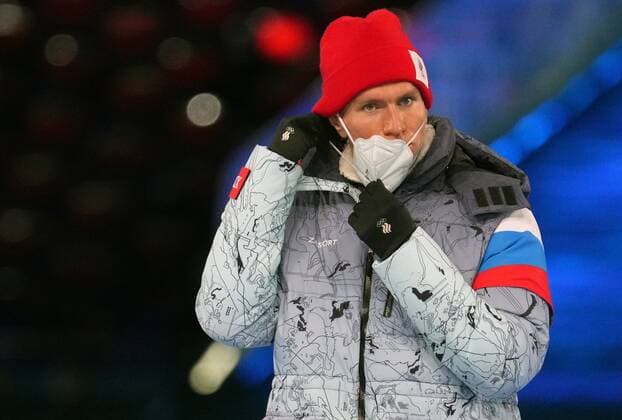 China Olympics 2022 Closing 8121785 20.02.2022 Gold medalist Russian Olympic Committee s Alexander Bolshunov puts on a face mask during an award ceremony for the cross-country skiing men s 50 km mass start free event during the closing ceremony of the Beijing 2022 Winter Olympic Games, Olympische Spiele, Olympia, OS at the National Stadium, also known as the Bird s Nest, in Beijing, China. Pavel Bednyakov Sputnik Beijing China  Copyright: xPavelxBednyakovx