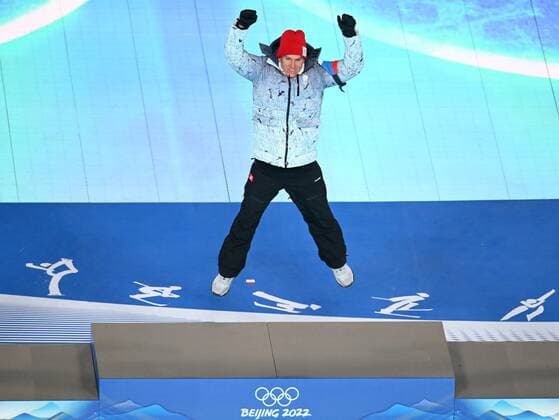 China Olympics 2022 Closing 8121776 20.02.2022 Gold medalist Russian Olympic Committee s Alexander Bolshunov celebrates during an award ceremony for the cross-country skiing men s 50km mass start free event, which was shortened to 30km due to high winds, during the closing ceremony of the Beijing 2022 Winter Olympic Games, Olympische Spiele, Olympia, OS at the National Stadium, also known as the Bird s Nest, in Beijing, China. Vladimir Astapkovich Sputnik Beijing China  Copyright: xVladimirxAstapkovichx