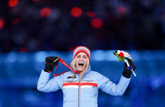 (220220) -- BEIJING, Feb. 20, 2022 -- Gold medalist Therese Johaug of Norway reacts during the Victory Ceremony of the cross-country skiing women s 30km mass start free event during the closing ceremony of the Beijing 2022 Olympic Winter games, Winterspiele,Spiele, Summer games at the National Stadium in Beijing, capital of China, Feb. 20, 2022. ) (BEIJING2022)CHINA-BEIJING-OLYMPIC WINTER GAMES-CLOSING CEREMONY (CN) CaoxCan 