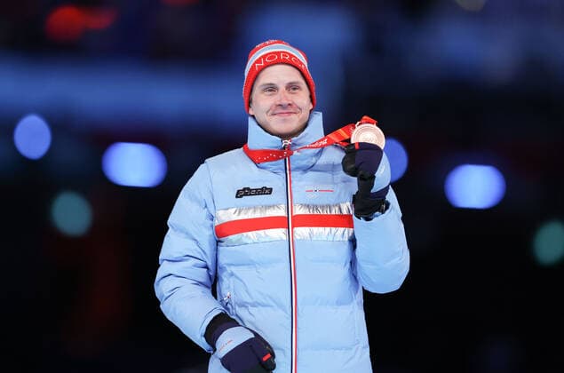 (220220) -- BEIJING, Feb. 20, 2022 -- Bronze medalist Simen Hegstad Krueger of Norway reacts during the Victory Ceremony of cross-country skiing men s 50km mass start free event during the closing ceremony of the Beijing 2022 Olympic Winter games, Winterspiele,Spiele, Summer games at the National Stadium in Beijing, capital of China, Feb. 20, 2022. ) (BEIJING2022)CHINA-BEIJING-OLYMPIC WINTER GAMES-CLOSING CEREMONY (CN) CaoxCan 
